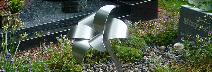 grafmonumenten Dronten - grafmonument met lelie van RVS grafmonumenten Dronten - grafmonument met lelie van RVS